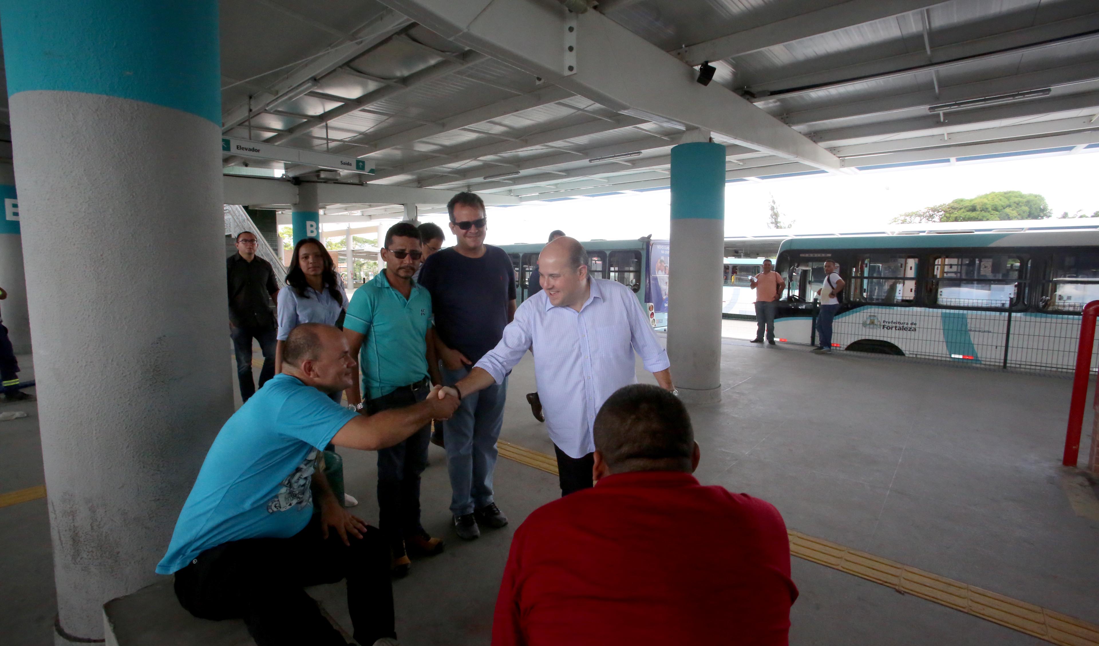 prefeito roberto claudio cumprimenta um homem no terminal de messejana